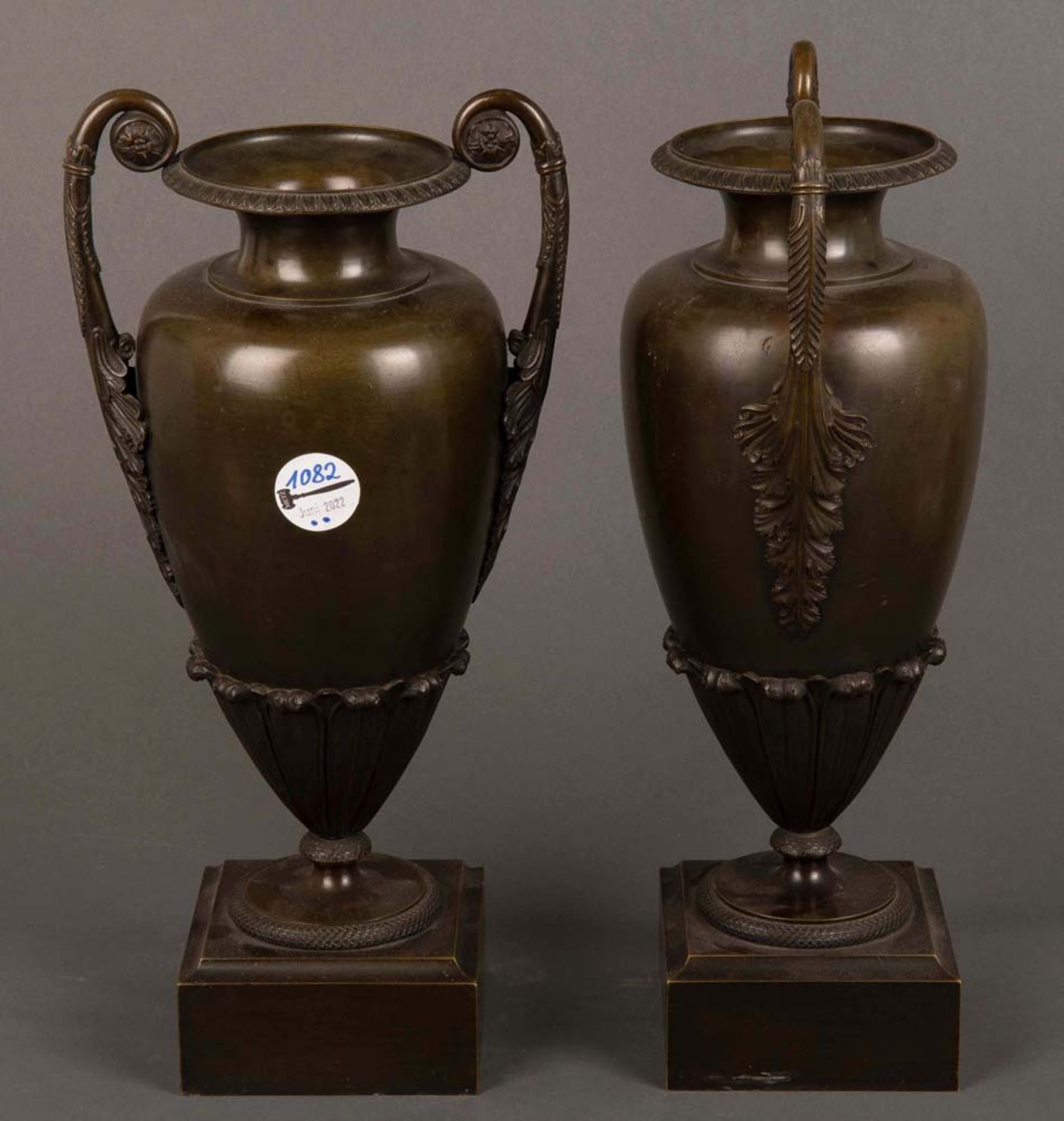 Paar Empire-Vasen. Paris 19. Jh. Bronze, teilw. reliefiert mit Blattdekor, H=39 cm.