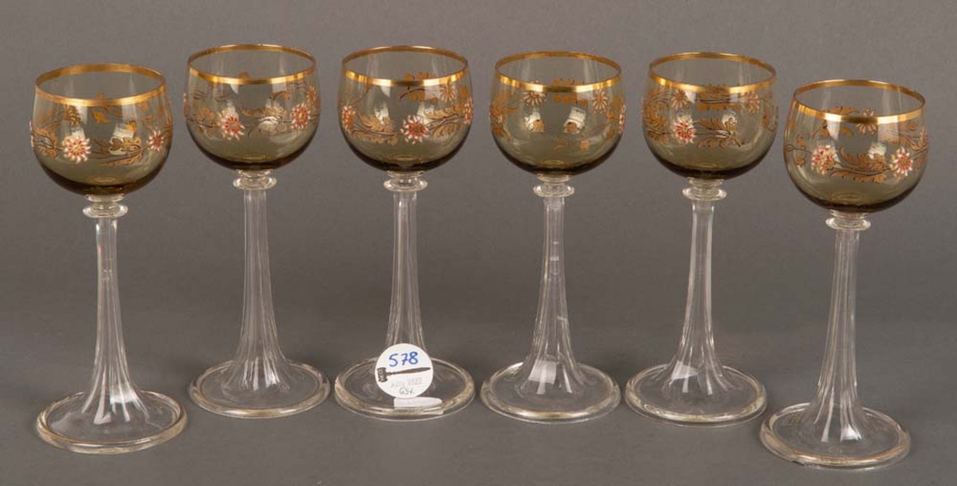 Sechs Jugendstil-Weinrömer. Wohl Darmstädter Entwurf um 1900. Farbloses Glas, floral farbig