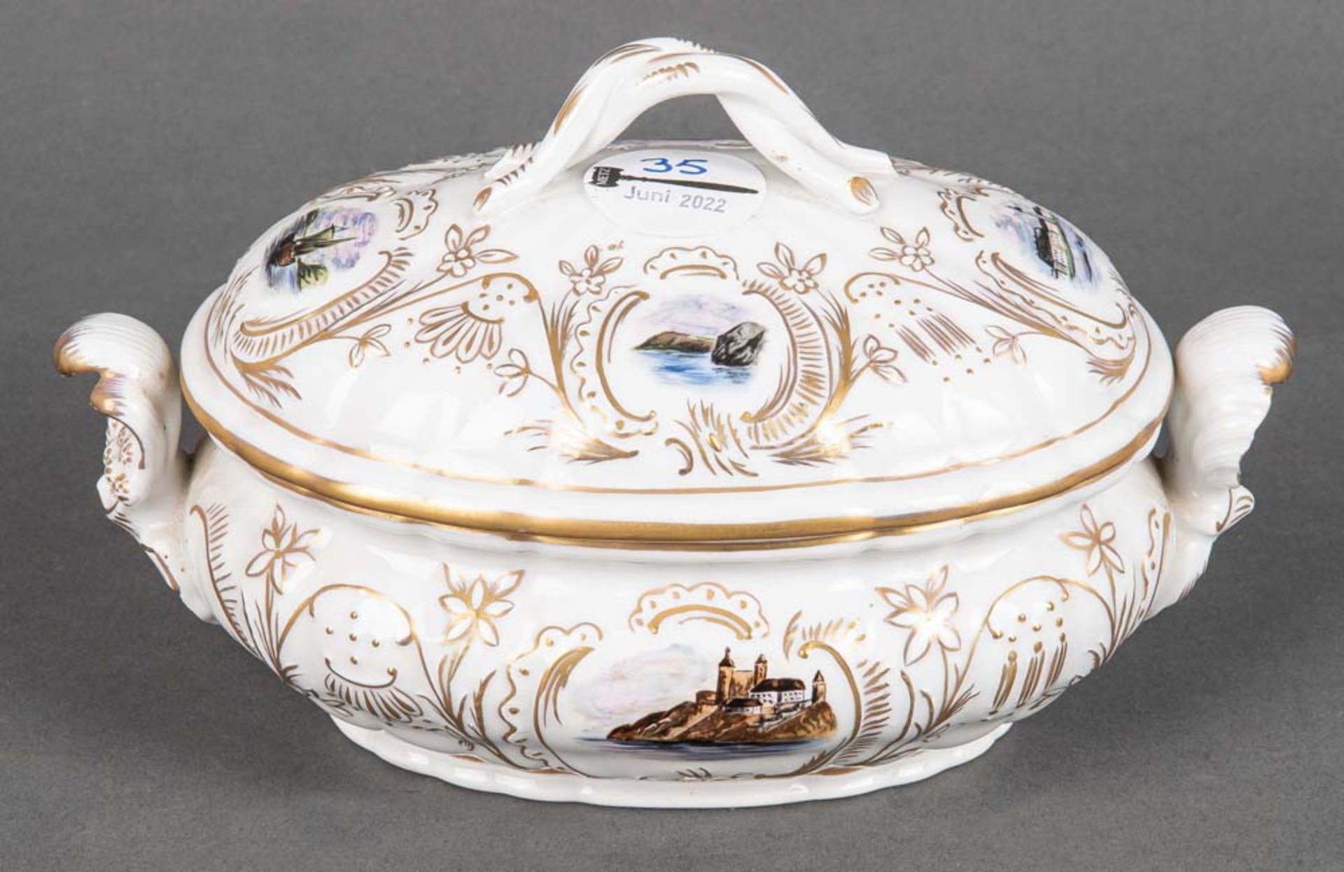 Ovale Terrine. Meissen 20. Jh. Porzellan, mit Reliefdekor gold gesäumt, Reserven bunt bemalt, am