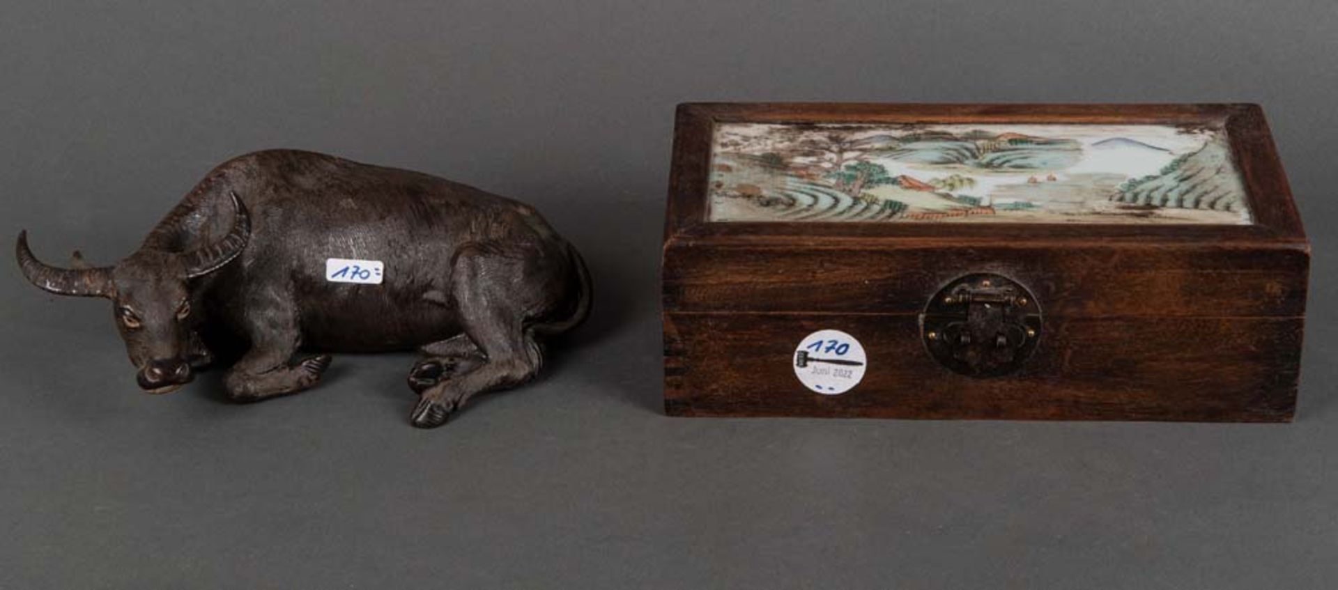 Liegender Wasserbüffel. Asien 20. Jh. Keramik, H=8 cm. Dazu Holzbox mit Glasdeckel, bunt bemalt, H=9