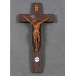 Kruzifix. Deutsch 20. Jh. Massiv Eiche (Kreuz) / Buchsbaum, geschnitzt, H=50 cm, B=25 cm. (best.)