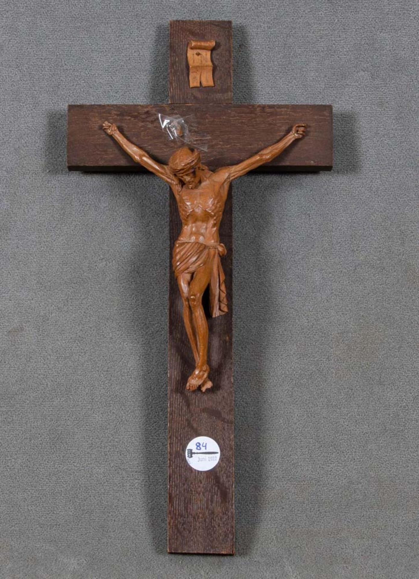 Kruzifix. Deutsch 20. Jh. Massiv Eiche (Kreuz) / Buchsbaum, geschnitzt, H=50 cm, B=25 cm. (best.)