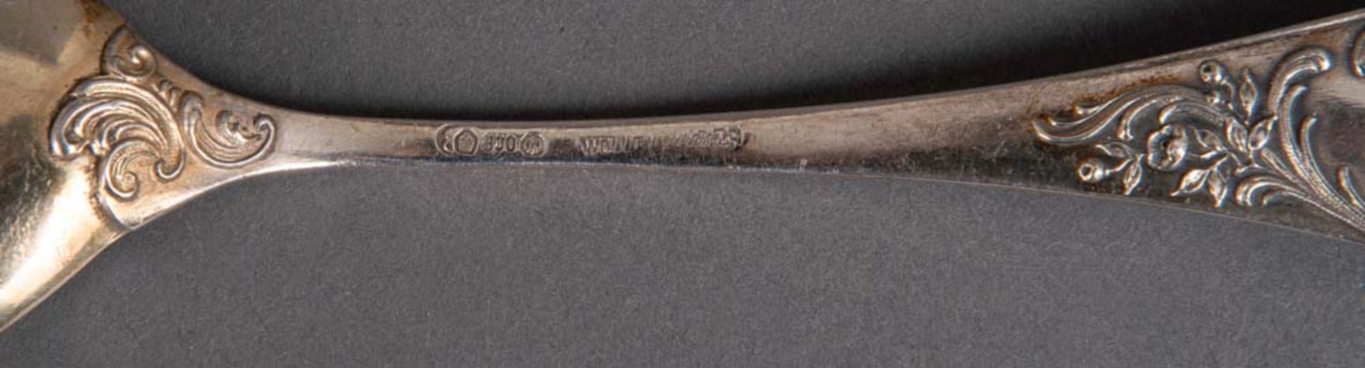 Zwölf Eislöffel und ein Vorlegelöffel. 800er Silber, ca. 185 g, verso gepunzt, im Original-Etui. - Bild 2 aus 2