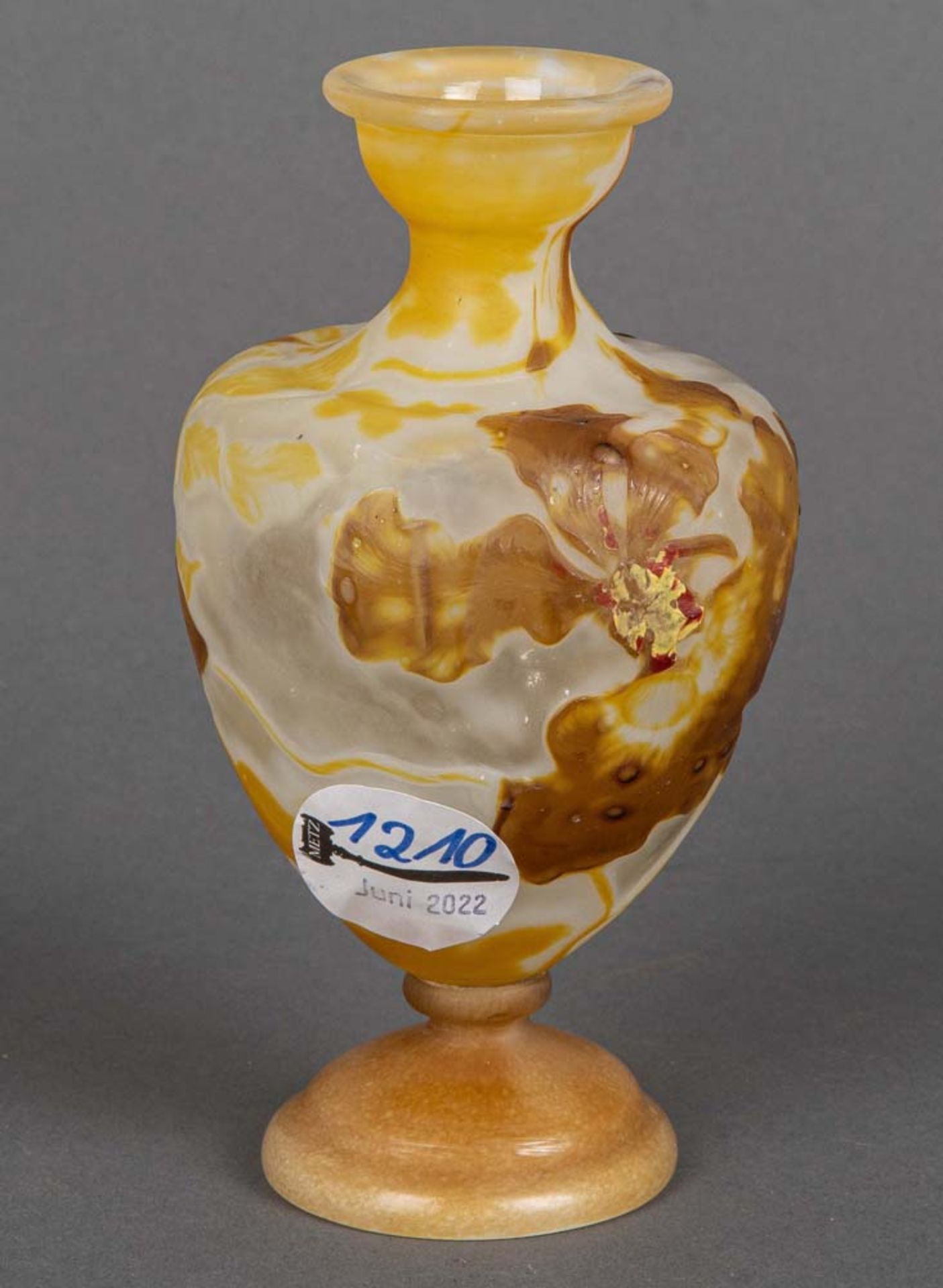 Jugendstil-Vase. Nancy, Émile Gallé um 1900. Farbloses Glas, farbig überfangen, floral