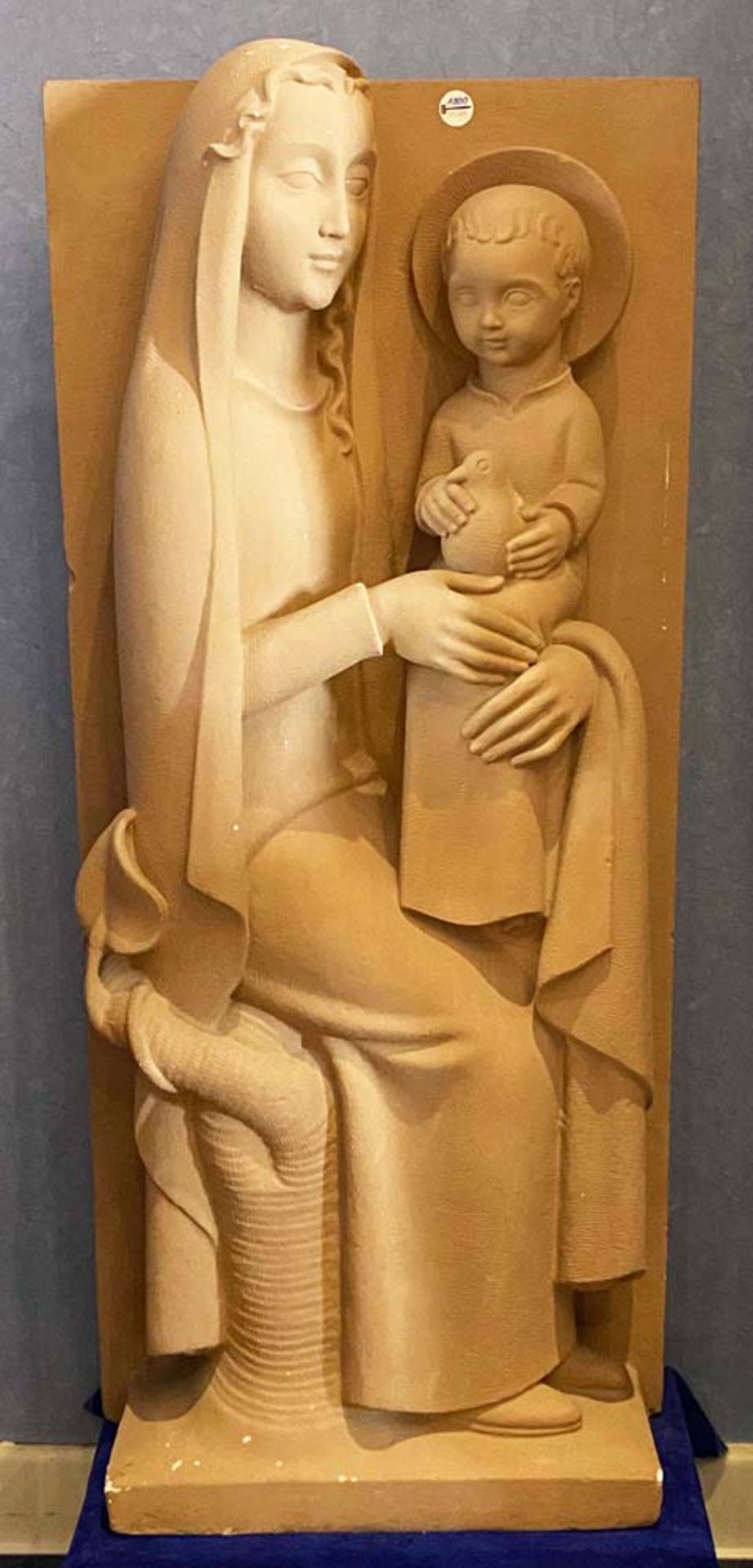 Moderner Skulpteur des 20. Jhs. Muttergottes, Gips, modelliert, sandsteinfarben bemalt, H=136 cm,