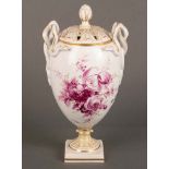 Schlangenhenkelvase. Meissen 19. Jh. Porzellan, purpurn floral bemalt, am Boden unterglasurblaue