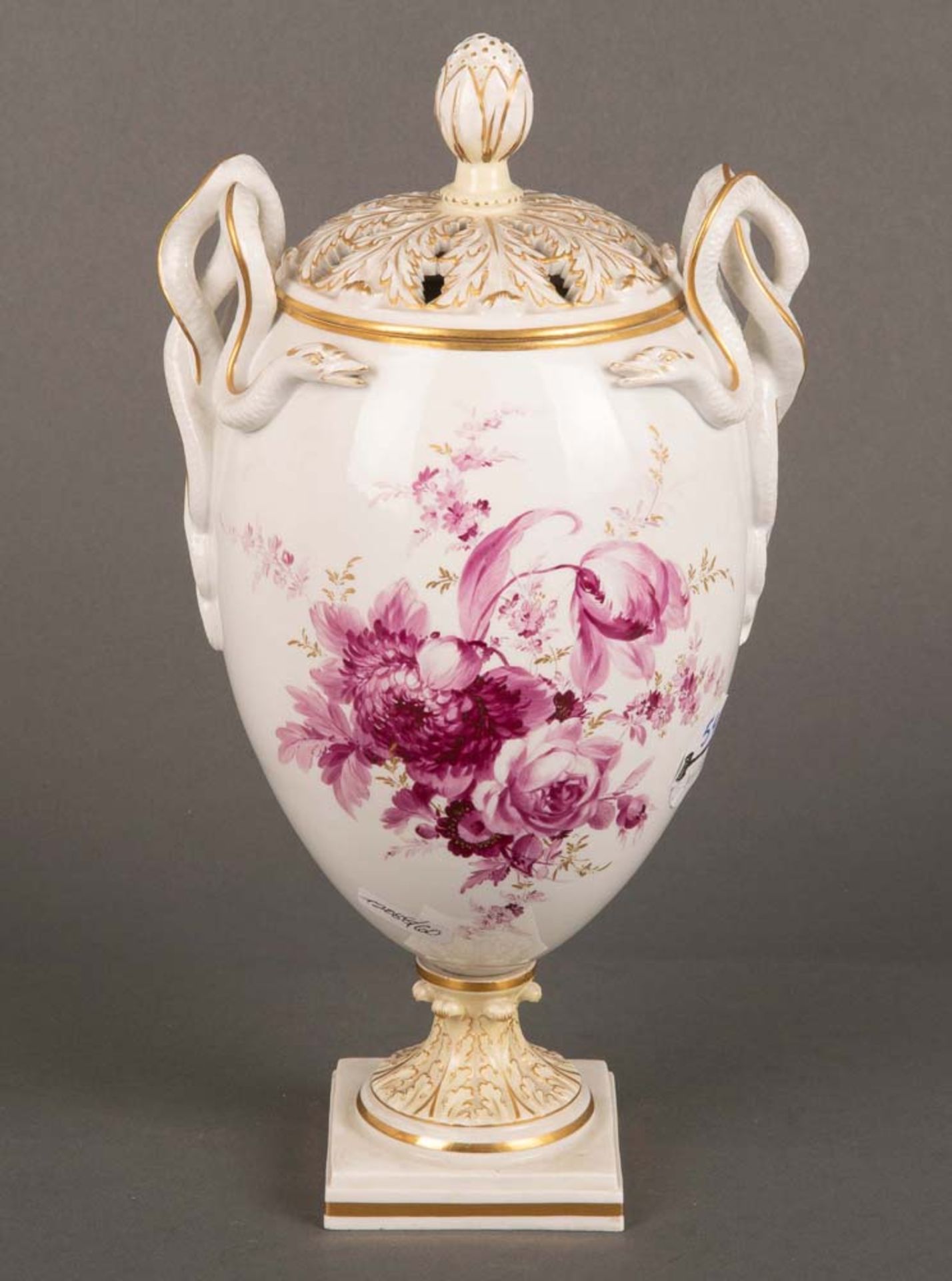 Schlangenhenkelvase. Meissen 19. Jh. Porzellan, purpurn floral bemalt, am Boden unterglasurblaue