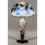 Prunk-Jugendstil-Lampe. Nancy, Émile Gallé um 1900. Farbloses Glas, farbig überfangen, floral