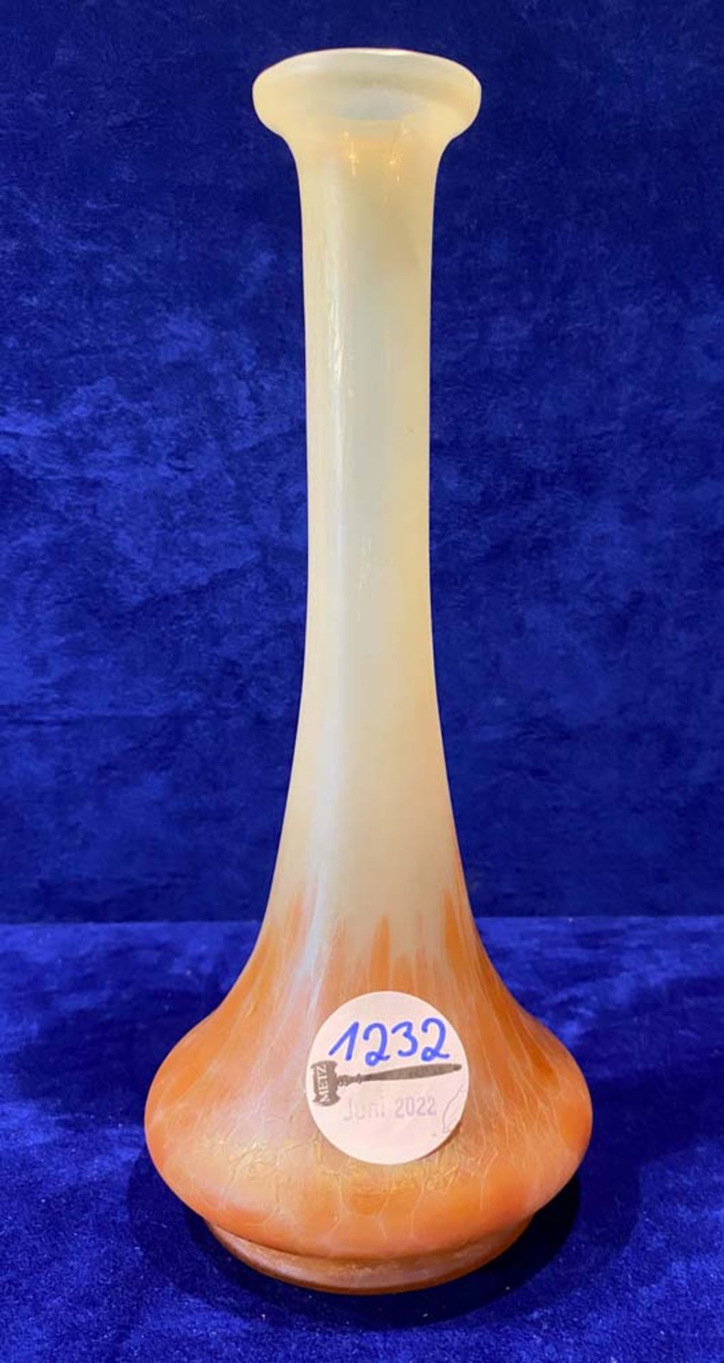 Jugendstil-Vase. Böhmen um 1900. Farbloses Glas, lüstrierend überfangen, H=23 cm.