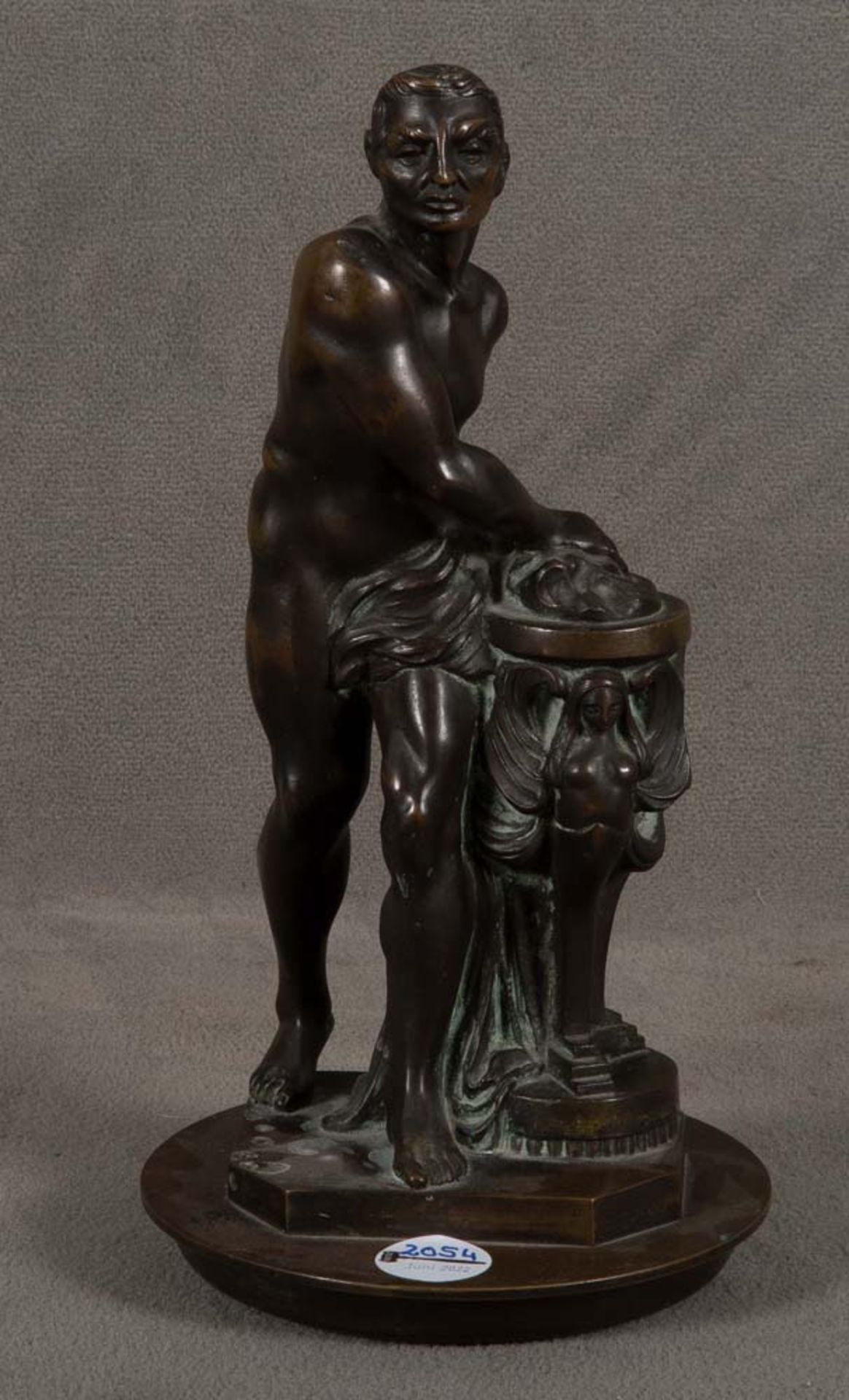 Mucius Scaevola. Wohl Frankreich um 1900. Bronze, seine Hand in Feuer haltend, H=35 cm.