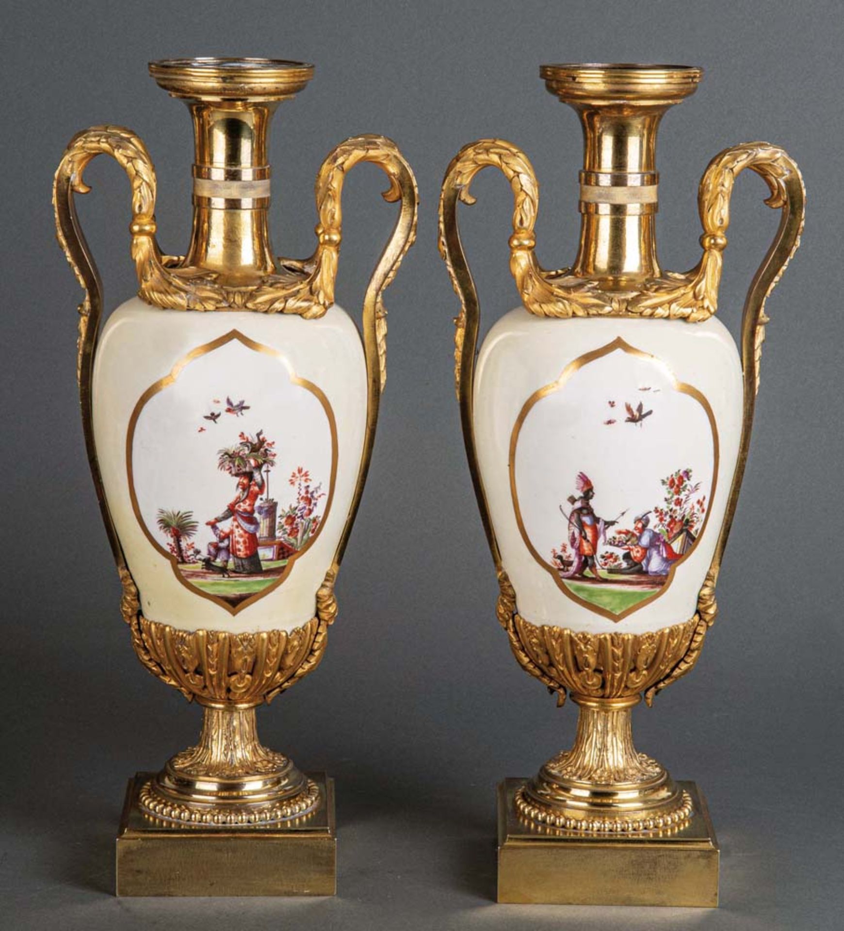 Paar Prunkvasen. Meissen 1725-30. Birnförmig, mit hellem, crèmefarbenem Fond. Beidseitig mit