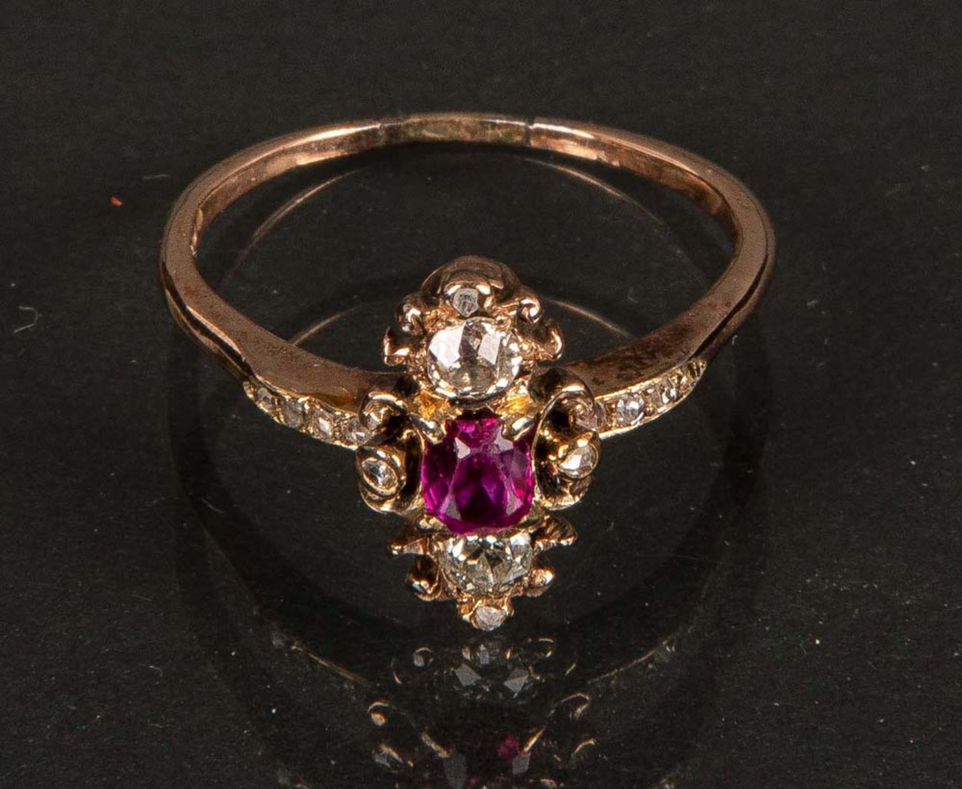 Ring. 14 ct Gold, ca. 3 g, besetzt mit Diamanten, ca. 0,15 ct und Rubin, Ringggröße 53.