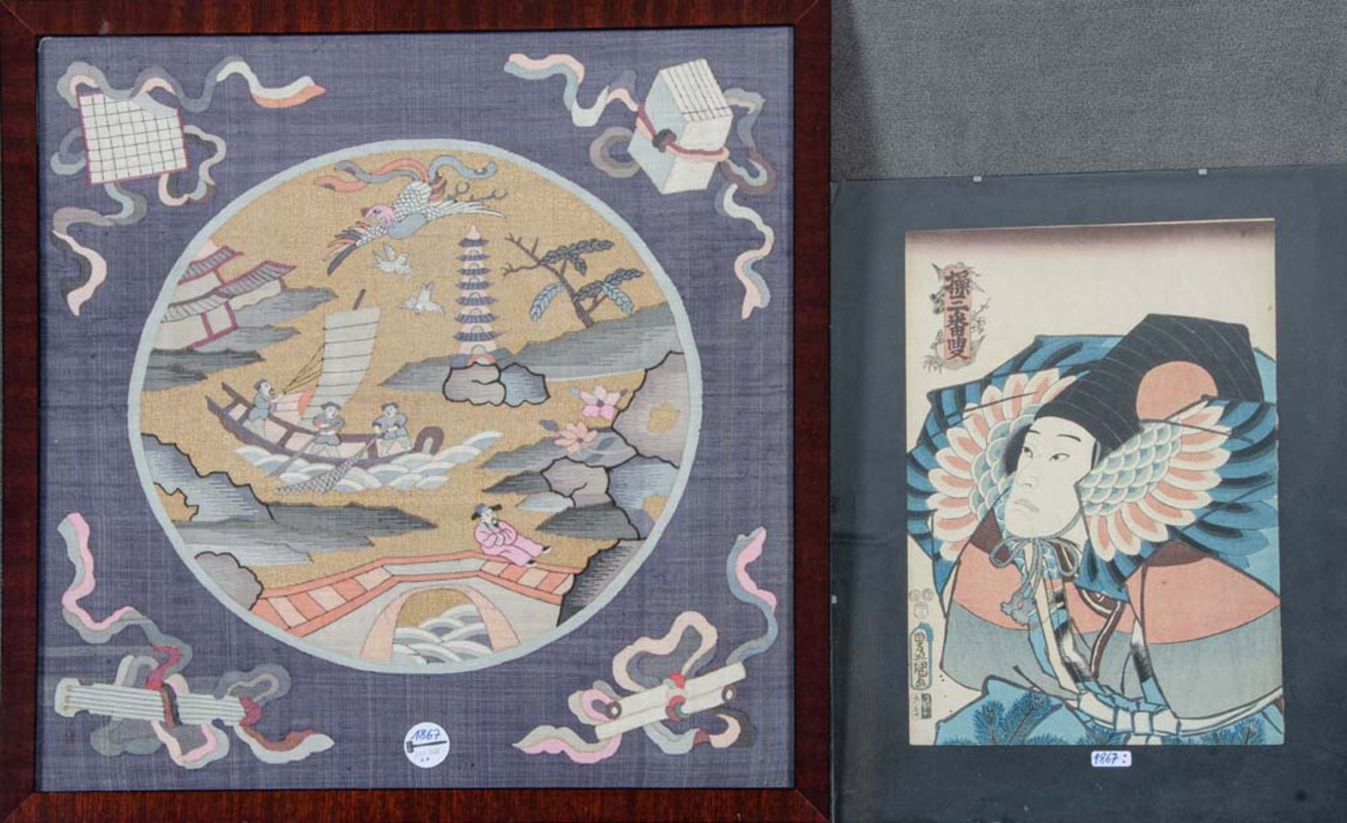 Stoffbild. Asien. Bunt bemalt mit Figuren, Tieren, Gebäude, 52 x 52 cm; dazu Farbholzschnitt. Japan.