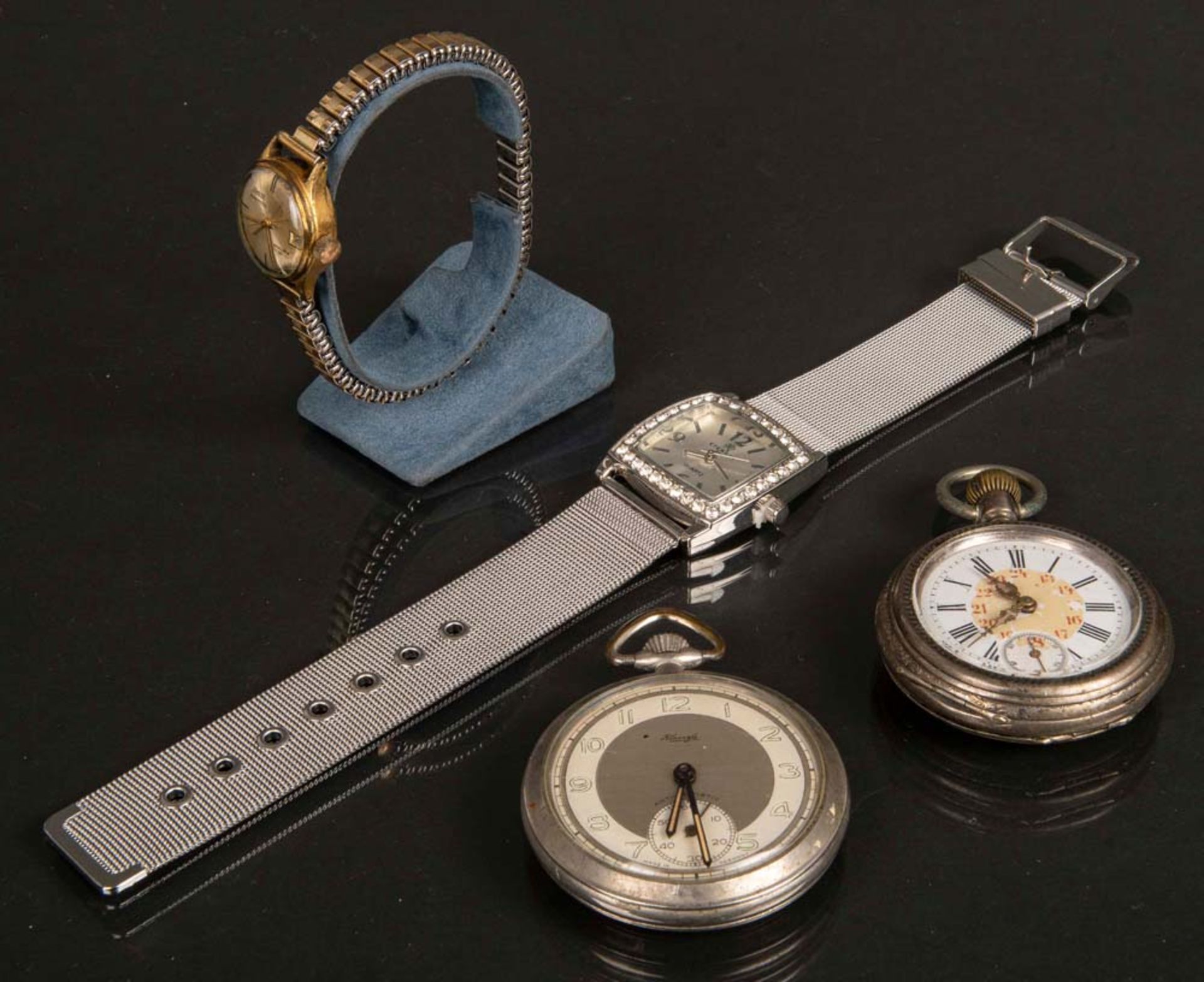 Zwei Taschenuhren. Marke Kienzle bzw. eine mit Silbergehäuse; dazu zwei Armbanduhren, Marke
