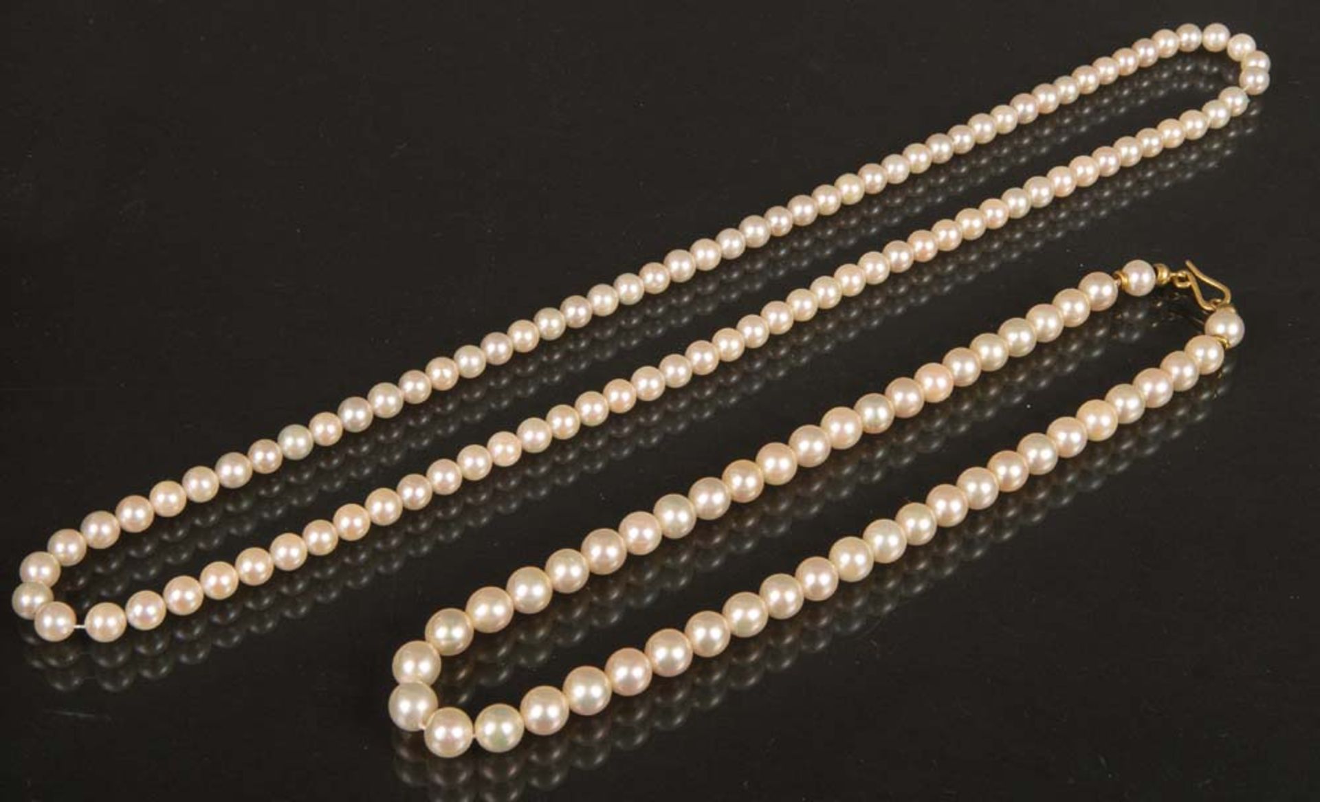 Zwei Perlenketten, eine mit 18 ct Goldverschluss.