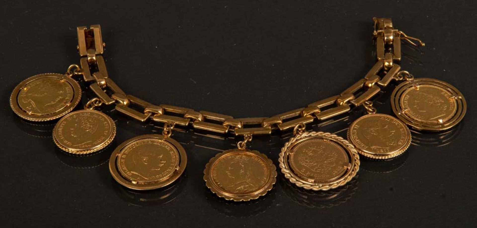 Gliederkette mit Münzanhängern. 14 ct Gold, ca. 95 g.