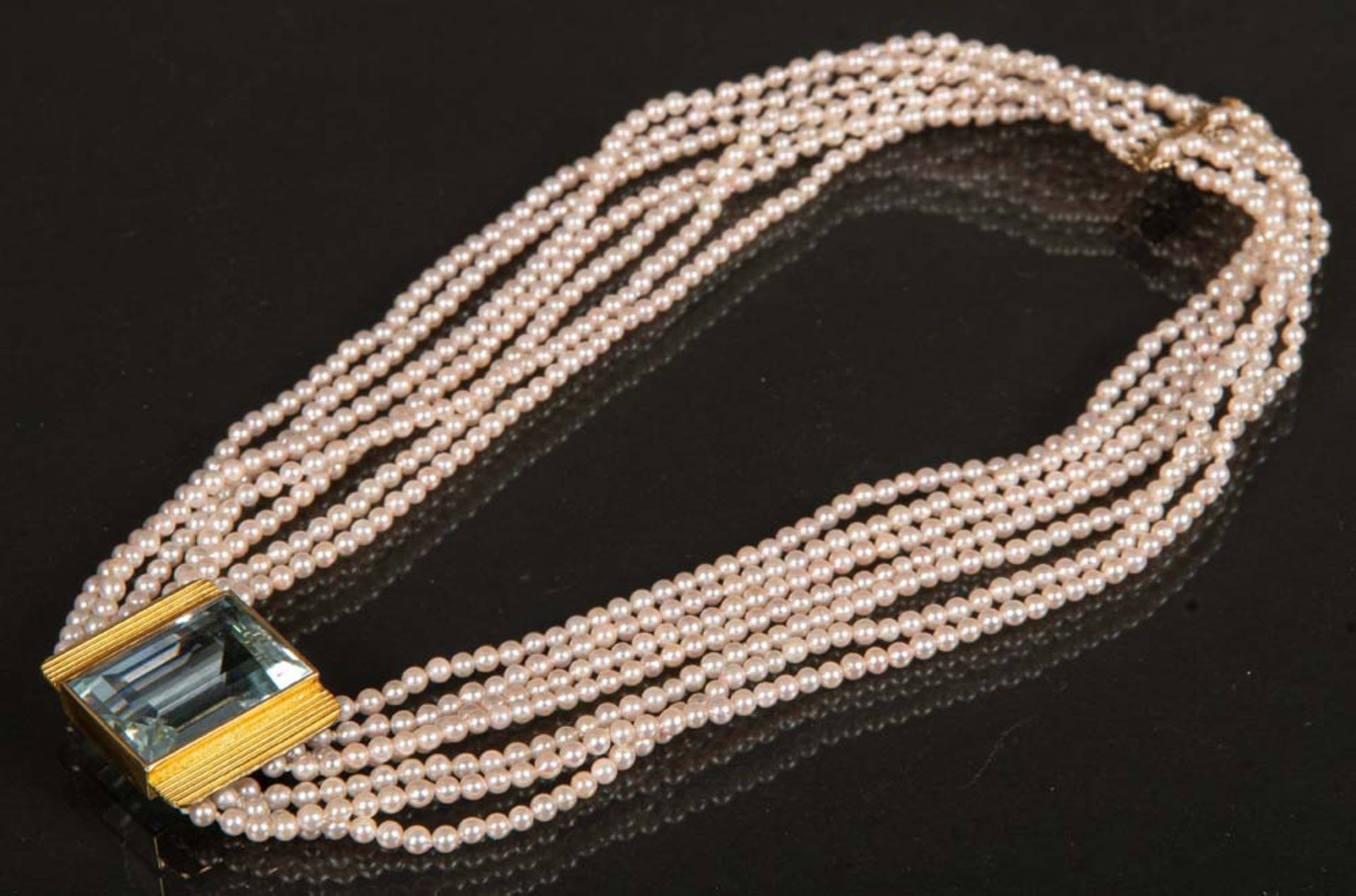 Collier. Siebenreihige Perlenkette. 18 ct Goldverschluss, besetzt mit Aquamarin.