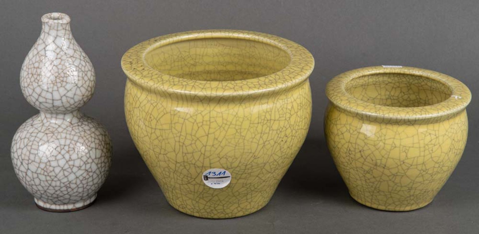 Zwei Schalen und eine Vase. Asien. Porzellan, mit Craqueléglasur, ohne Marke, H=13,5 bis 23 cm.