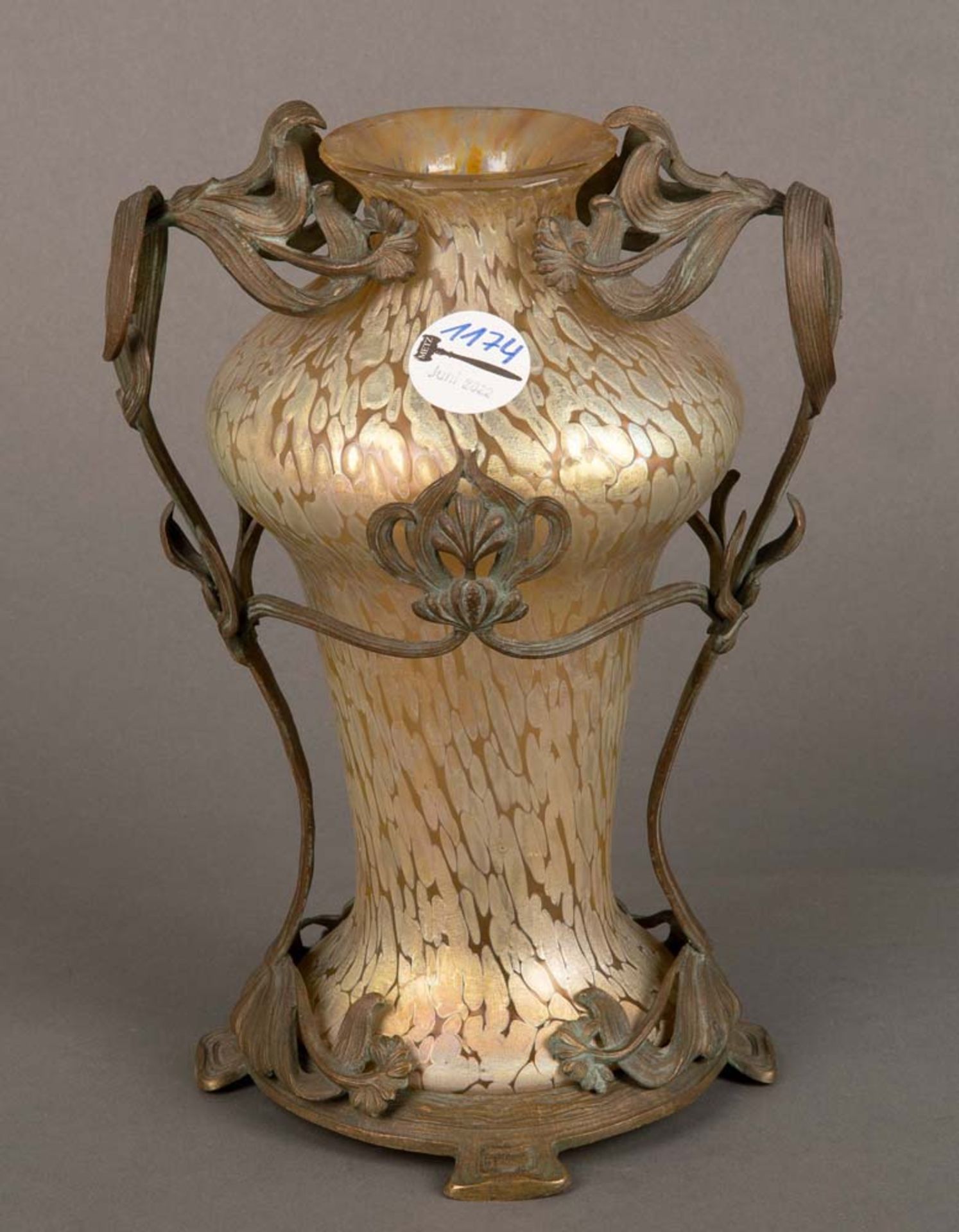 Jugendstil-Vase. Klostermühl, Johann Loetz Witwe um 1898. Farbloses Glas, lüstrierend überfangen,