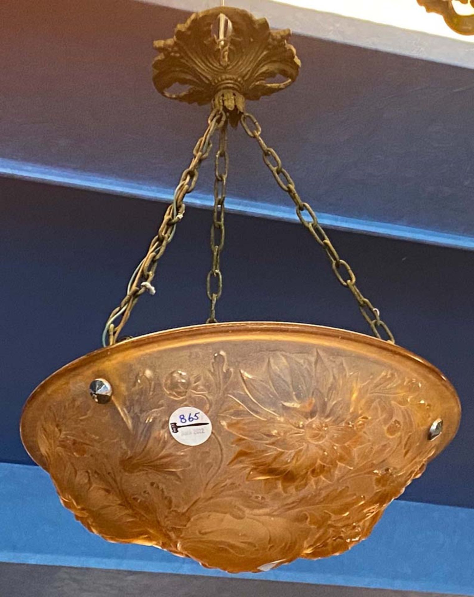 Art Déco-Deckenlampe. Frankreich 1920. Opake Glasschale, an Kette hängend, H=45 cm, D=35 cm. (