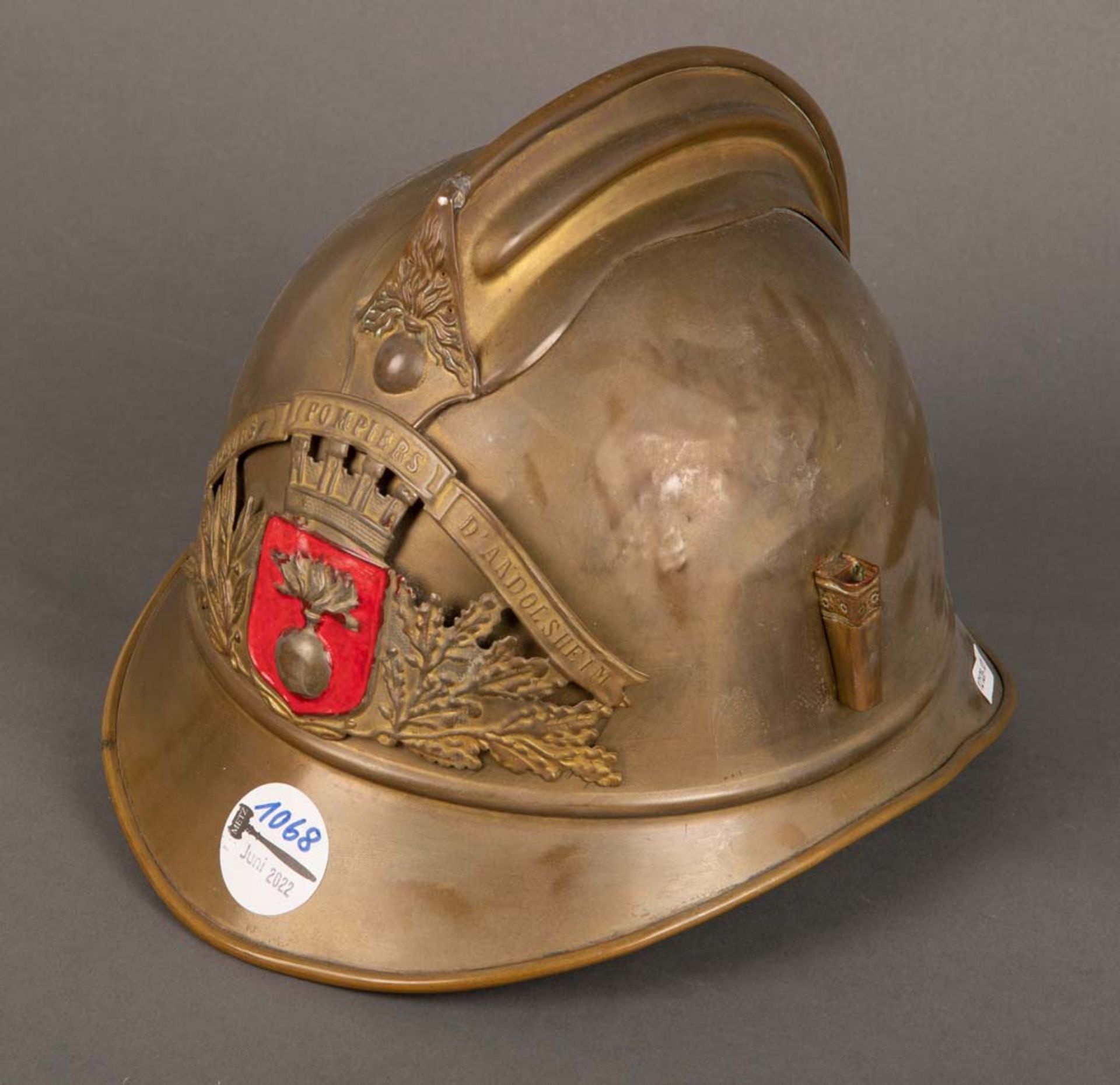 Feuerwehrraupenhelm. Frankreich um 1900. Messinggehäuse mit Ledereinsatz, bez. „SAPEURS POMPIERS D'