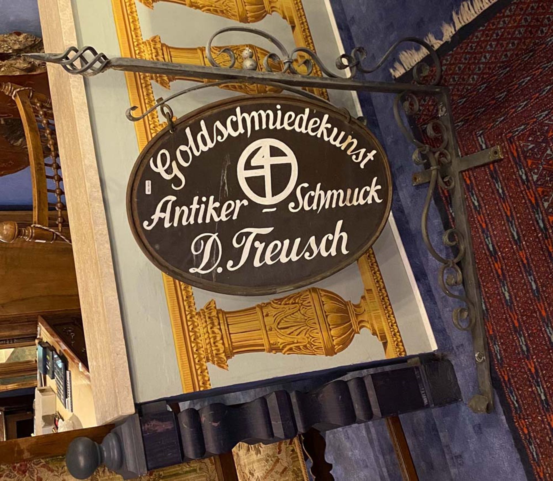 Aushängeschild der Firma D. Treusch. Gusseisen, geschmiedet und beschriftet, 88 x 100 cm. **