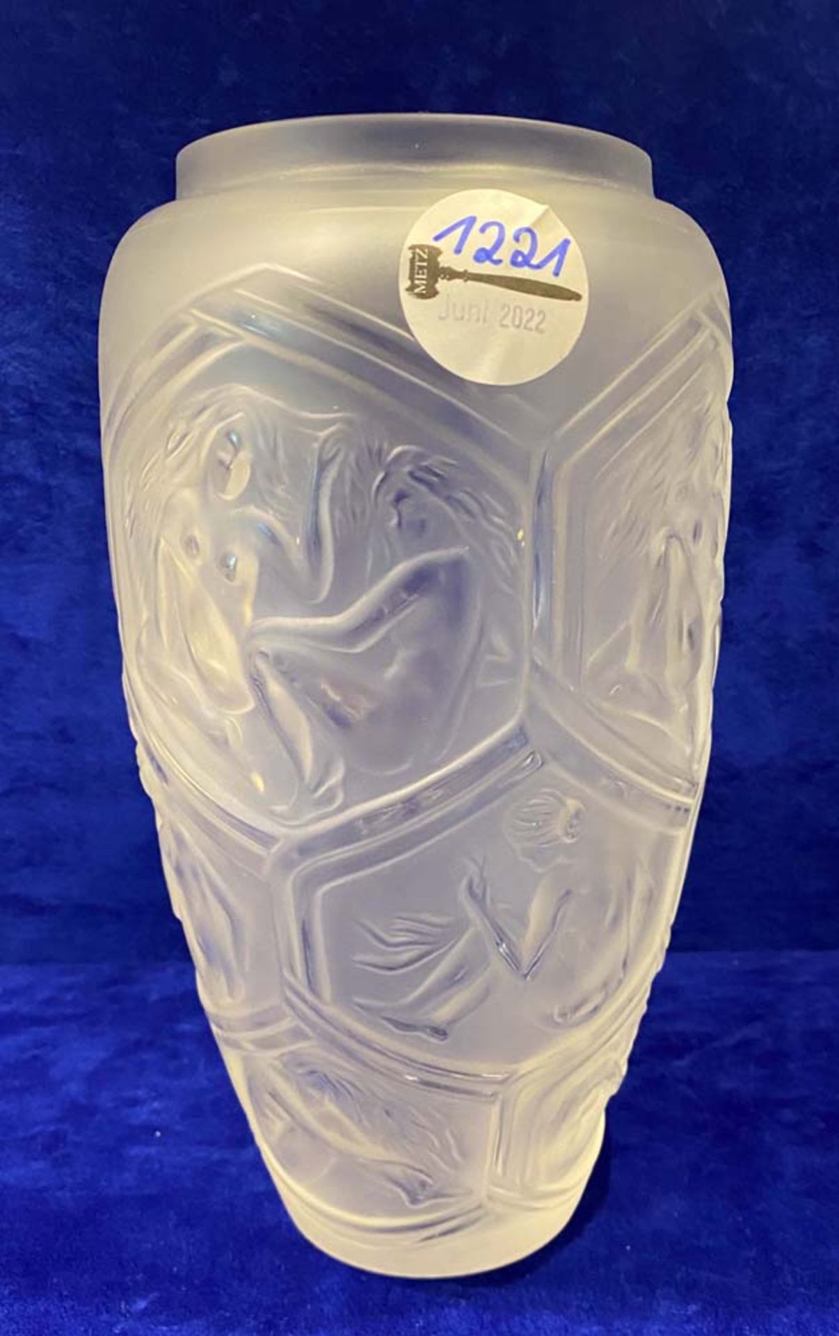 Vase. Paris, René Lalique. Farbloses opakes Glas, am Boden sign., H=22,5 cm.