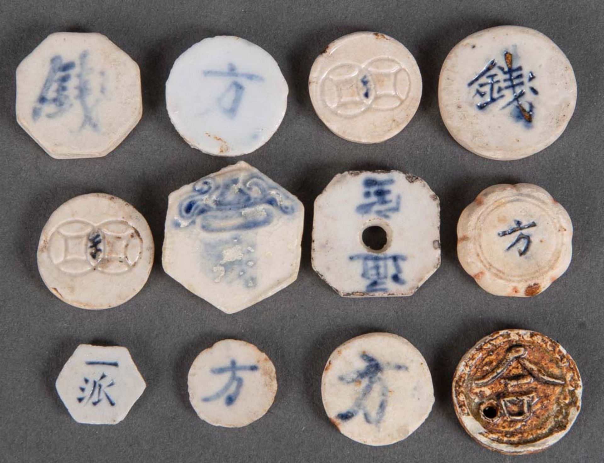 Konvolut Pee-Münzen. Asien. Porzellan, unterglasurblau staffiert, teilw. erhaben, D=1,5 bis 2,2 cm.