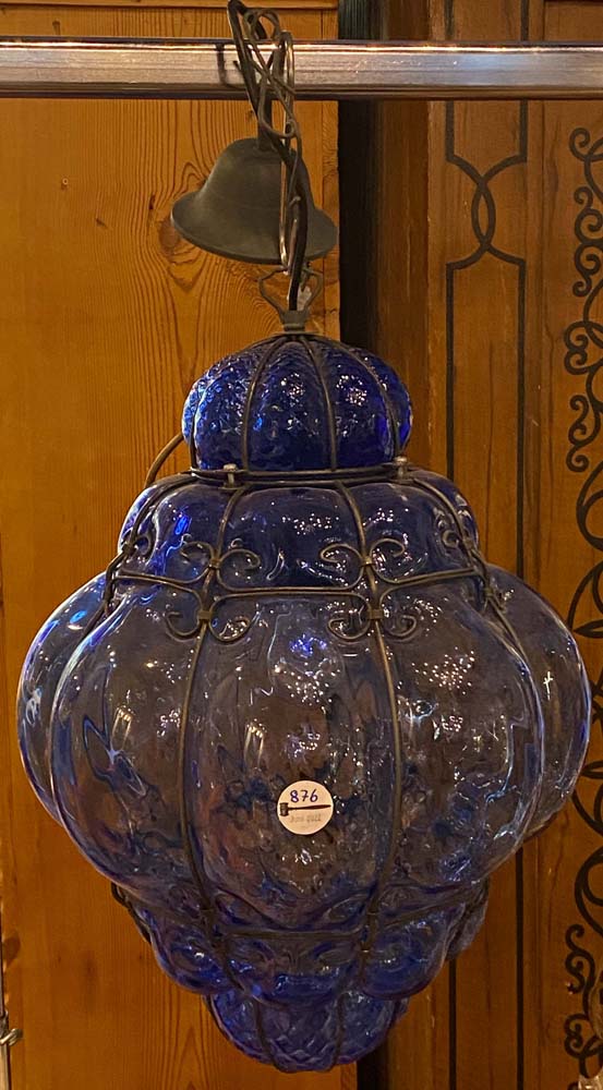 Deckenlampe. Frankreich 20. Jh. Eisengerippe mit Glaskorpus. H=85 cm, D=40 cm. (Funktion