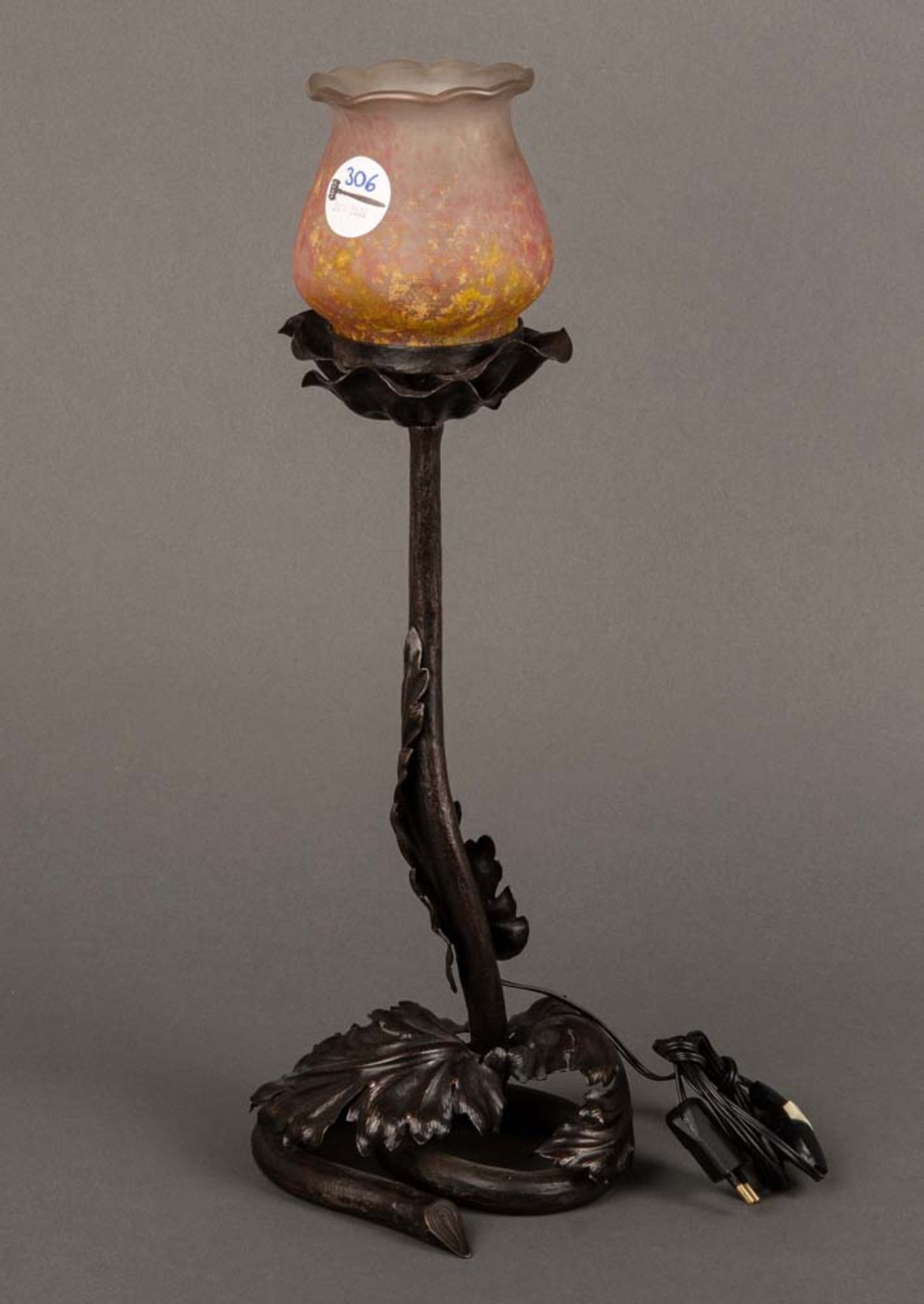 Art Déco-Tischlampe. Daum Frères & Cie, Verreries de Nancy um 1920. Gestell Gusseisen, in Form eines