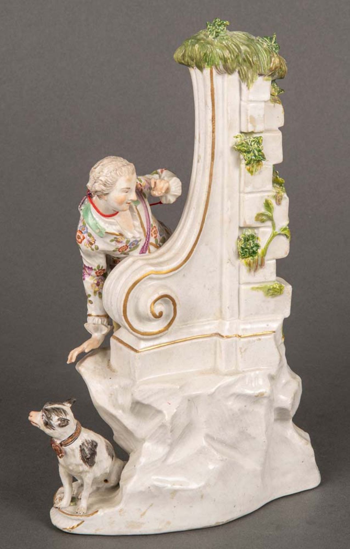 Kniender Schäfer. Meissen 1750. Porzellan, bunt bemalt, teilw. mit indianischem Floraldekor, am