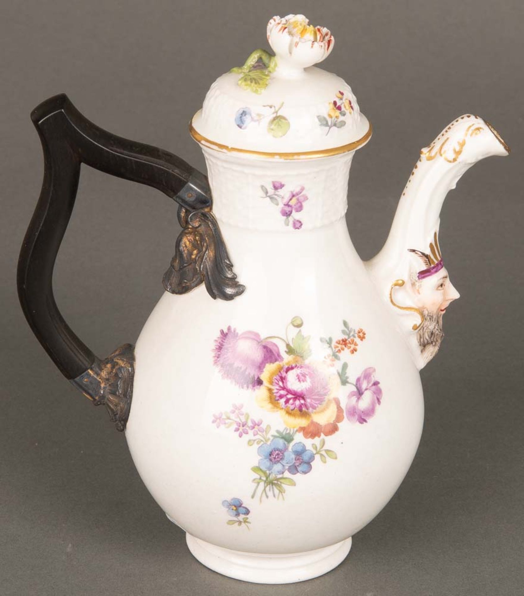 Maskaronenkanne. Meissen 1730-35. Porzellan, bunt bemalt, mit Floraldekor, am Boden unterglasurblaue - Bild 2 aus 4