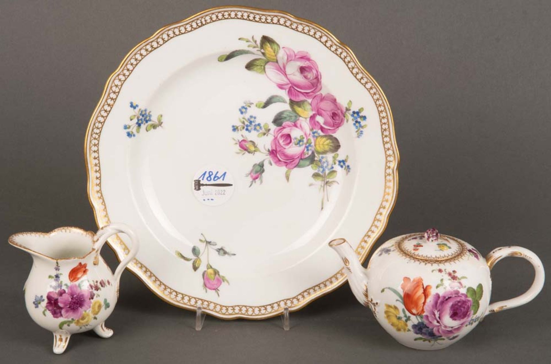 Teekanne und Milchgießer. Meissen 1763-73. Porzellan, bunt floral bemalt, mit Goldrand; dazu Teller,