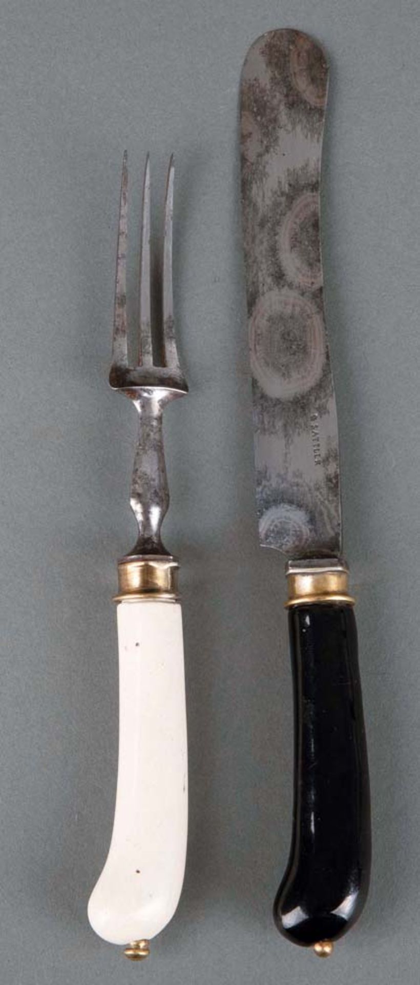 Messer und Gabel Meissen 1710-12 Jeweils mit sogenanntem Pistolengriff. Schwarz glasiertes