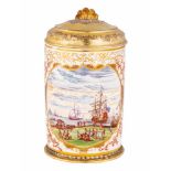 Bedeutender Walzenkrug Meissen 1725 Gebogter Bandhenkel, bunt bemalt mit Kakiemonblüten.