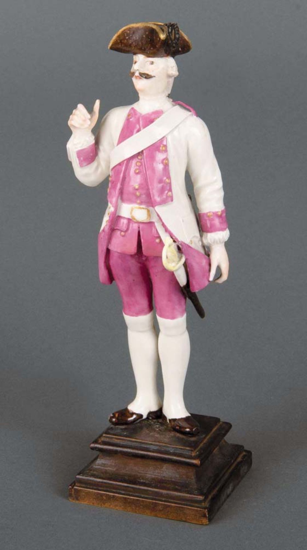 Musketier Frankenthal 1760 Stehender Korporal mit Degen und umhängender Patronentasche, auf späterem