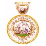 Koppchen mit Unterschale Meissen 1723-24 Beide Teile mit aufwendiger Goldkartusche und