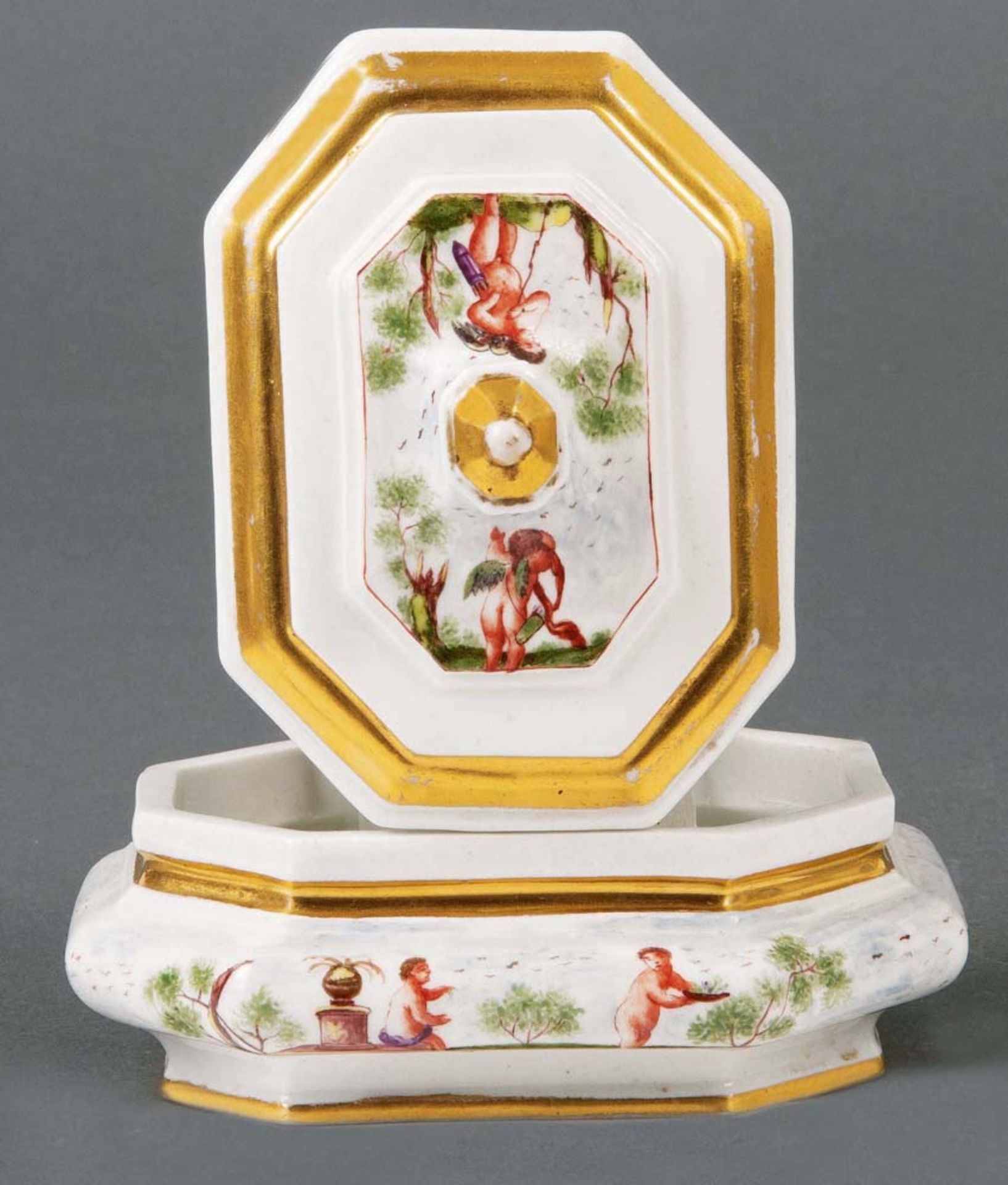Zuckerdose Meissen 1725-26 Oktogonal, in gebauchter Form, mit eingezogenem Standring und Lippenrand. - Bild 2 aus 2