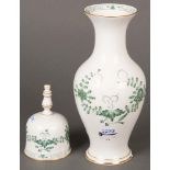 Vase und Glocke. Meissen 20. Jh. Porzellan, mit Dekor „Indianisch grüne Blume“, gold gehöht, H=24