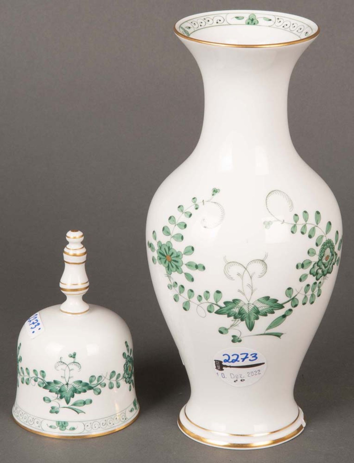 Vase und Glocke. Meissen 20. Jh. Porzellan, mit Dekor „Indianisch grüne Blume“, gold gehöht, H=24