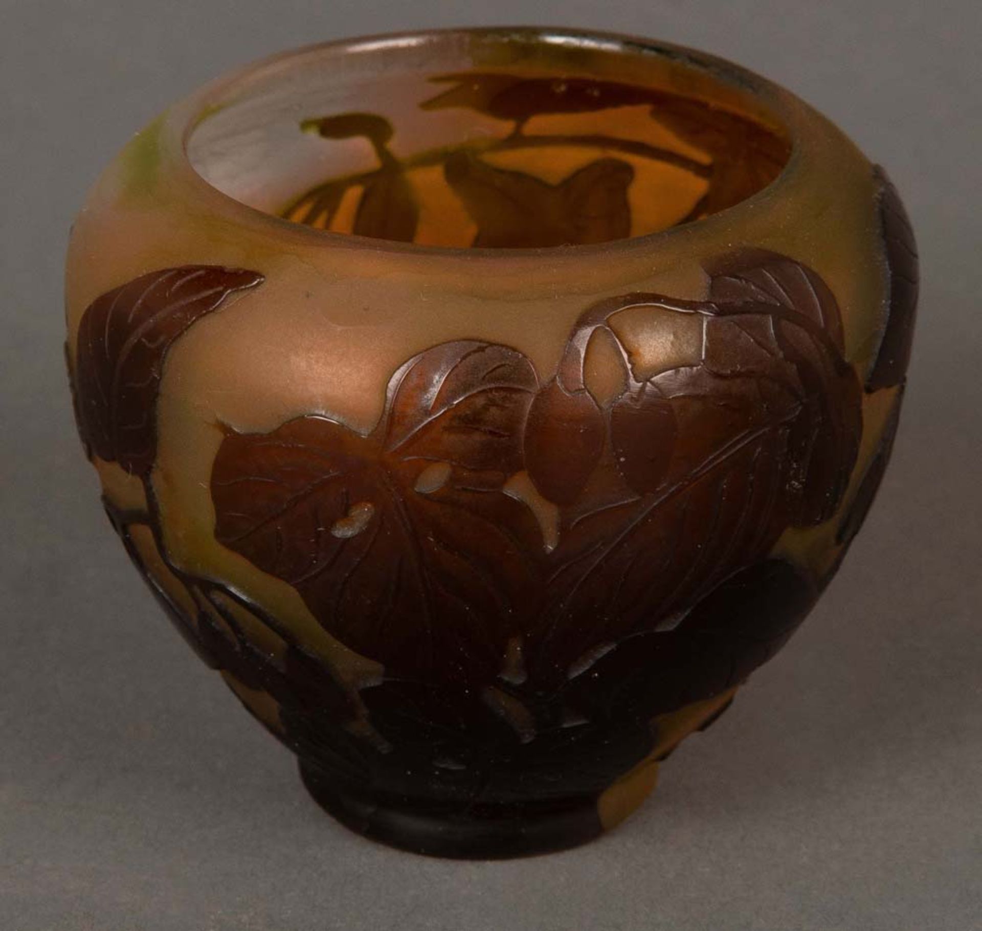 Kleine Vase. Nancy, Émile Gallé um 1900. Farbloses Glas, farbig überfangen, geätzt und