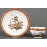 Tasse mit Unterschale. Meissen 1774. Porzellan, bunt bemalt mit Uferlandschaft und