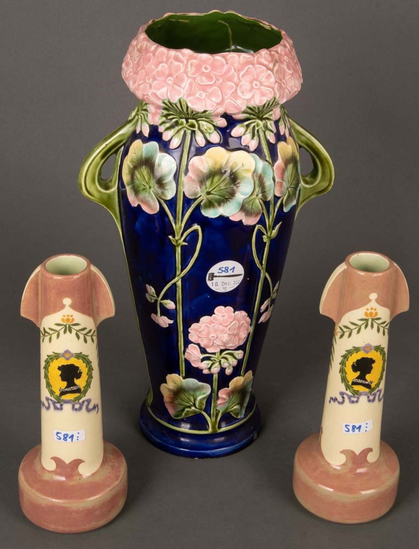 Jugendstil-Henkelvase. Deutsch 20. Jh. Feinsteinzeug, bunt bemalt, H=37 cm; dazu Paar kleine