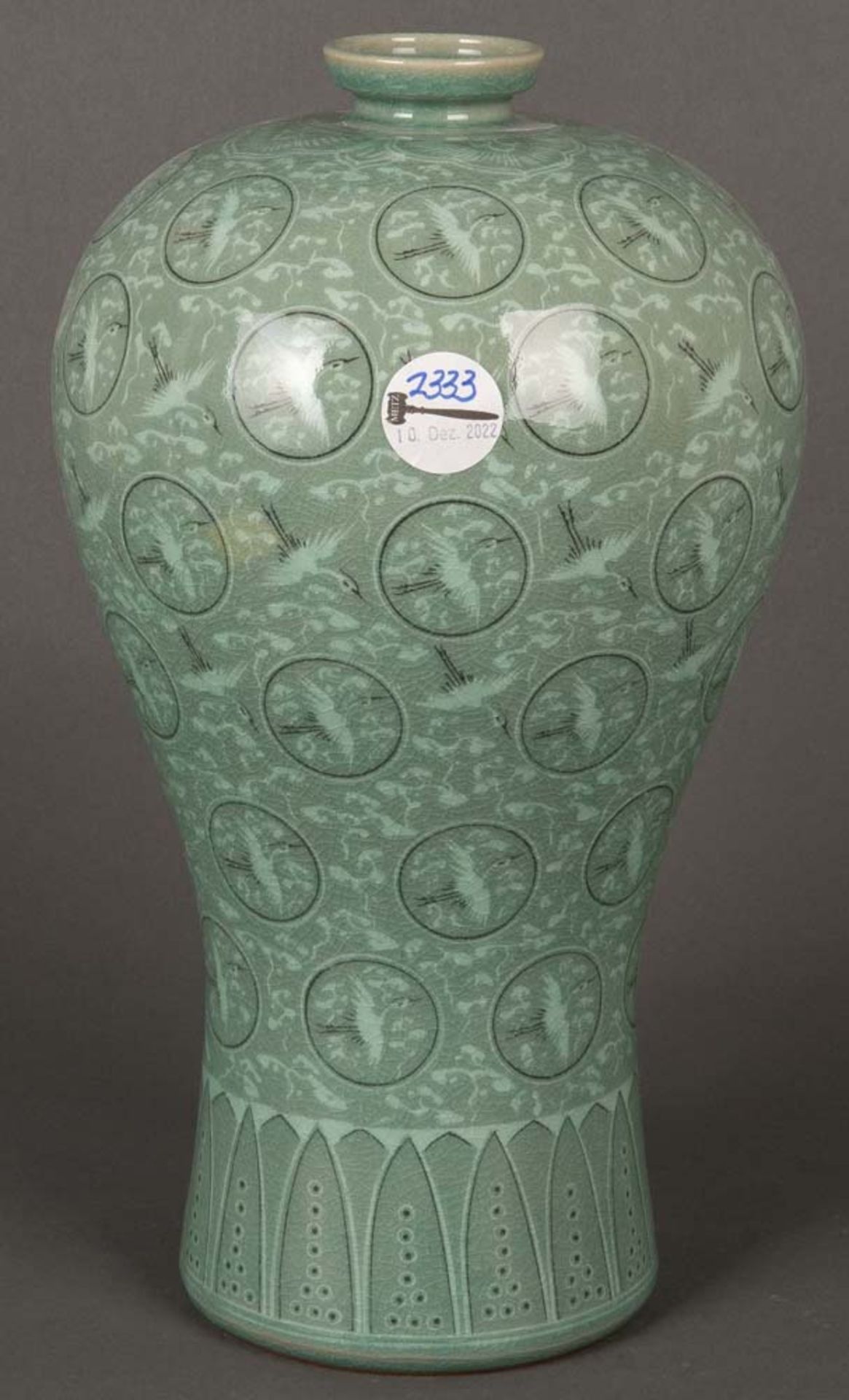 Vase. Asien. Porzellan, bemalt, am Boden gemarkt mit Schriftzeichen, H=35 cm. **