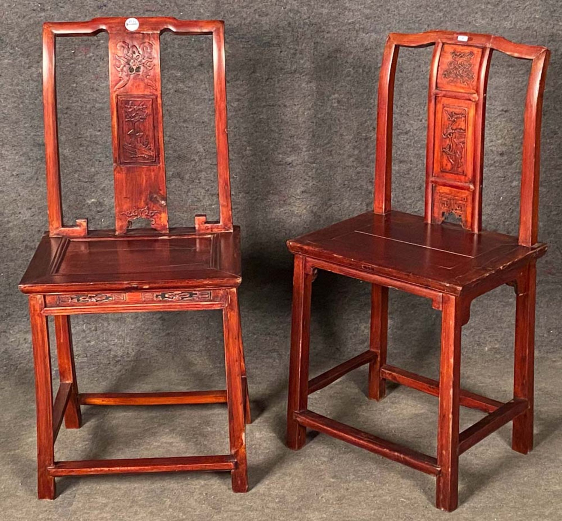 Zwei Stühle. Asien. Massivholz, bemalt, teilw. geschnitzt. >>> Bitte beachten Sie, dass dieses