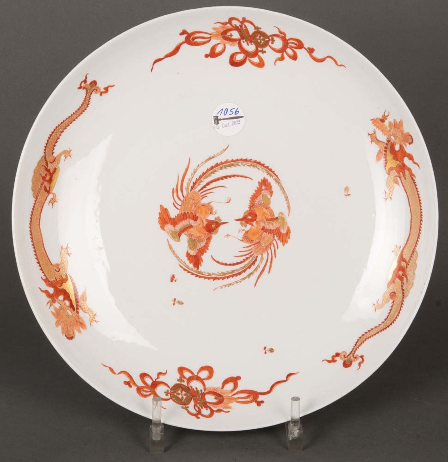 Große runde Platte. Meissen 1774-78. Porzellan, bemalt mit rotem Drachen, am Boden gemarkt, D=38,5