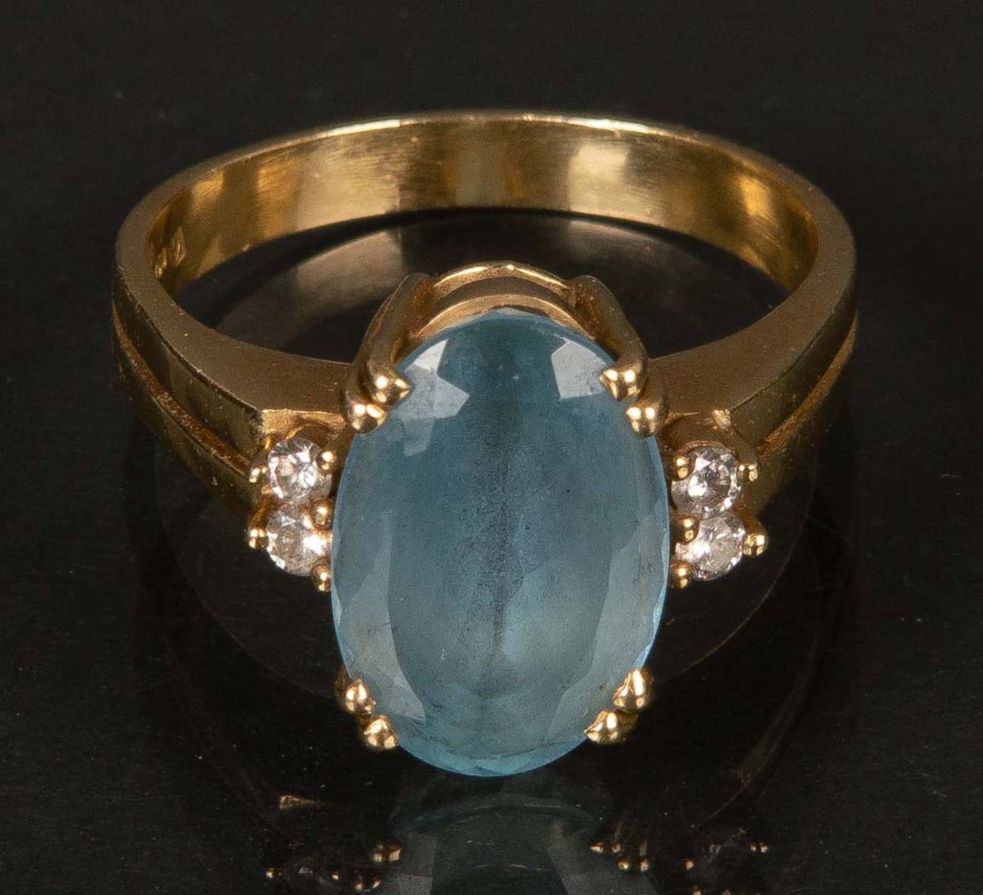 Ring. 18 ct Goldfassung, ca. 6 g. Besetzt mit Aquamarin, ca. 4,45 ct, und Diamanten, ca. 0,12 ct,