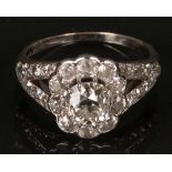 Damenring. 18 ct Weißgold. Besetzt mit Diamanten im Altschliff, ca. 1,10 ct, und 24 Brillanten,