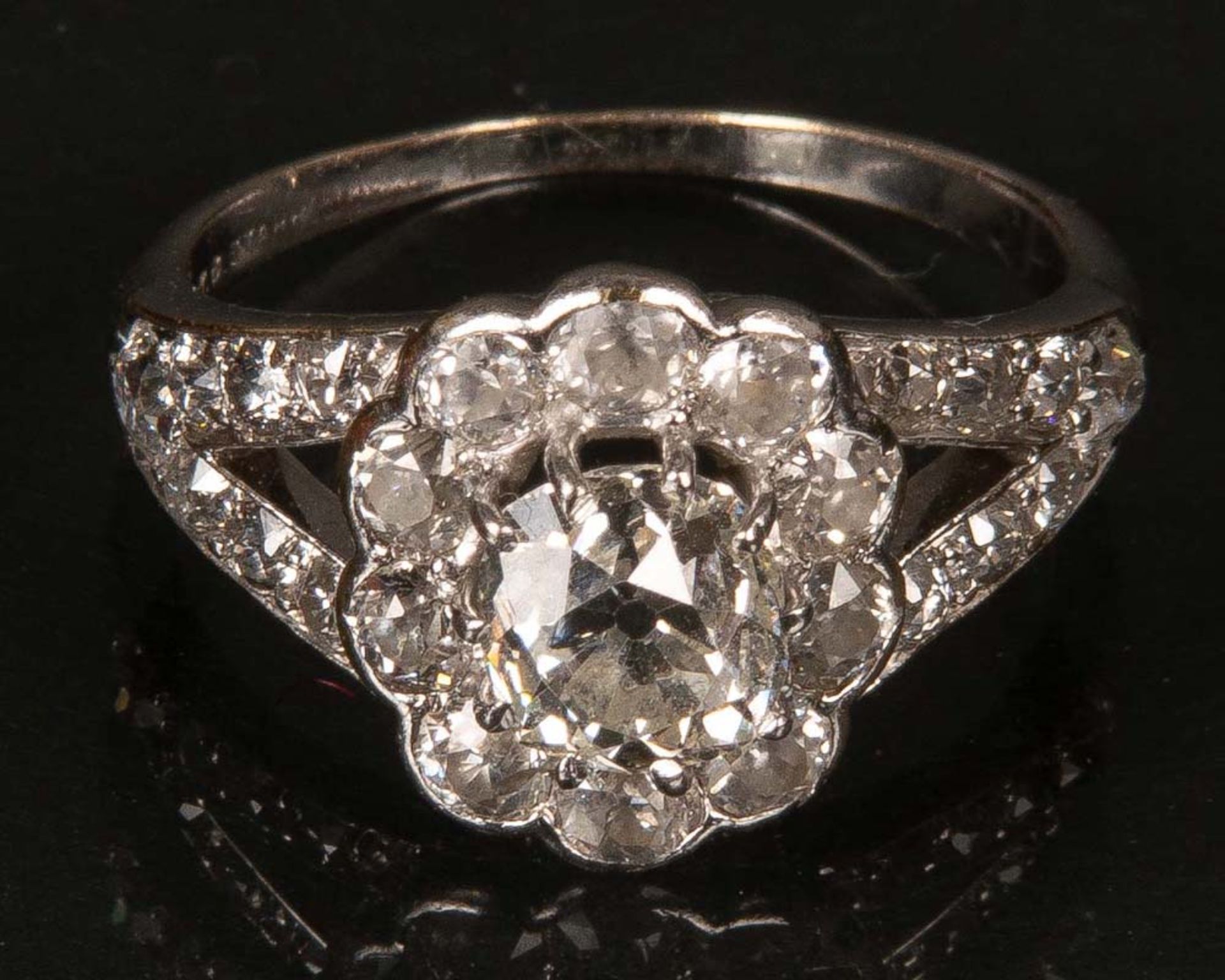 Damenring. 18 ct Weißgold. Besetzt mit Diamanten im Altschliff, ca. 1,10 ct, und 24 Brillanten,