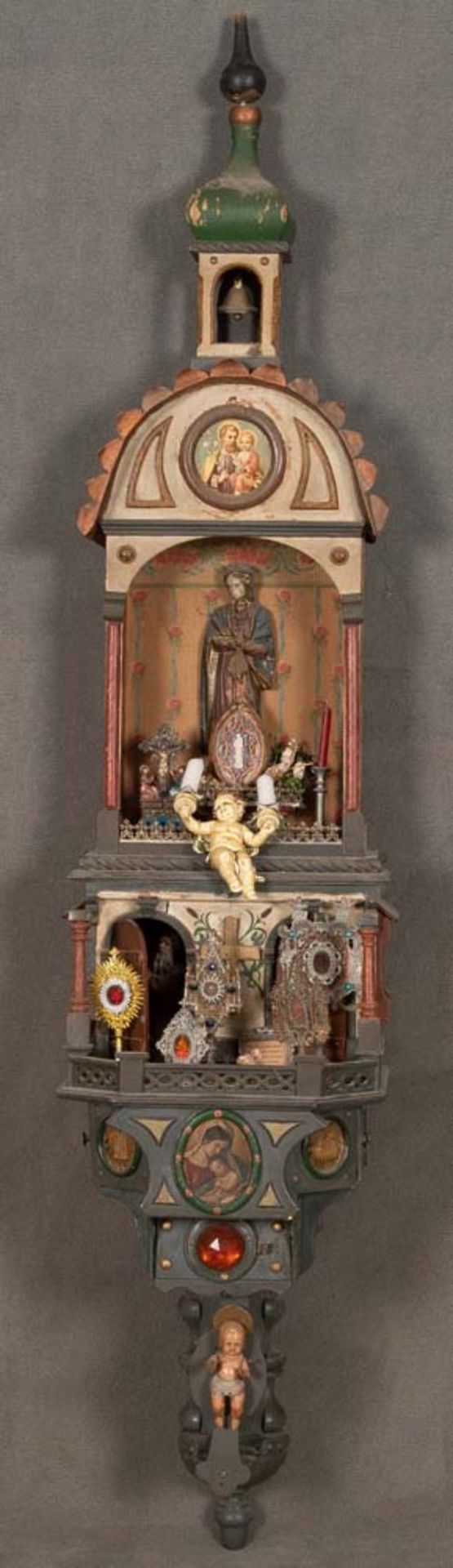 Historismus-Schrein. Süddeutsch um 1900. Massivholzgehäuse, farbig gefasst mit religiösen Motiven,